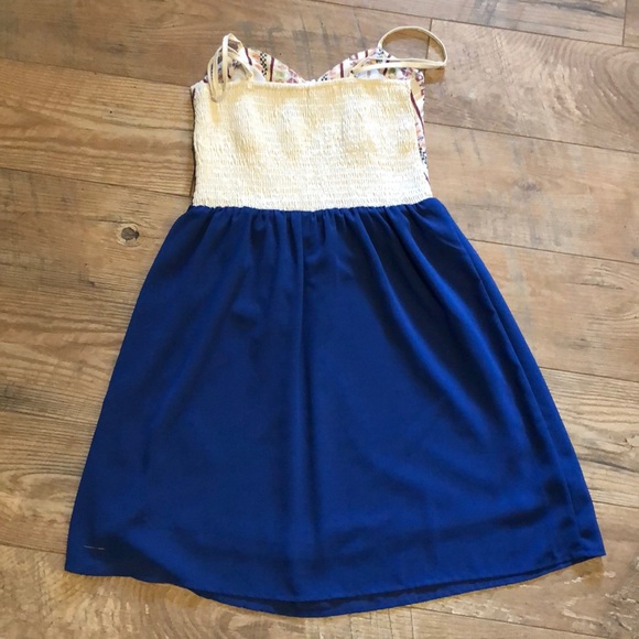 Adorable Dress with BOHO type detail - Picture 3 of 4